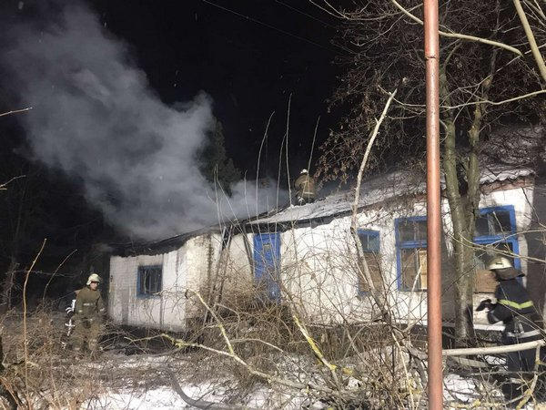 Кременчугские пожарные почти два часа тушили здание на ул. Приходько