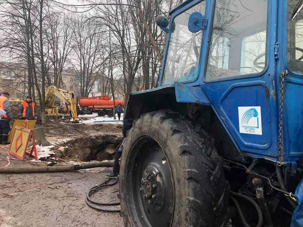 КП «Кременчугводоканал» ремонтирует канализационный коллектор на проспекте Свободы, 65