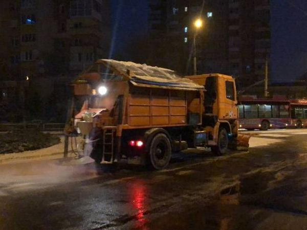 Кременжугские коммунальщики расчищают город от снега