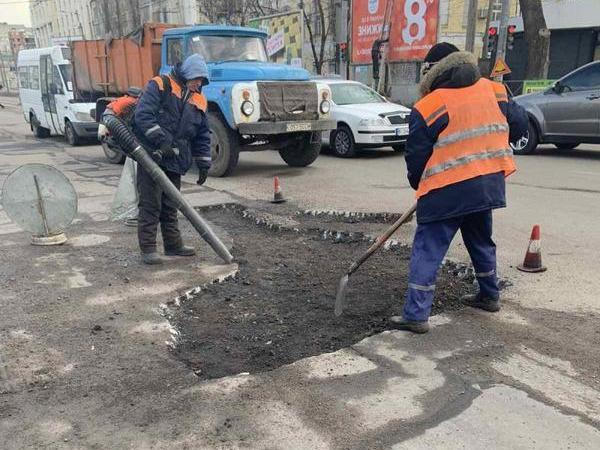 Работники ДРСУ продолжают проводить текущий ямочный ремонт дорог