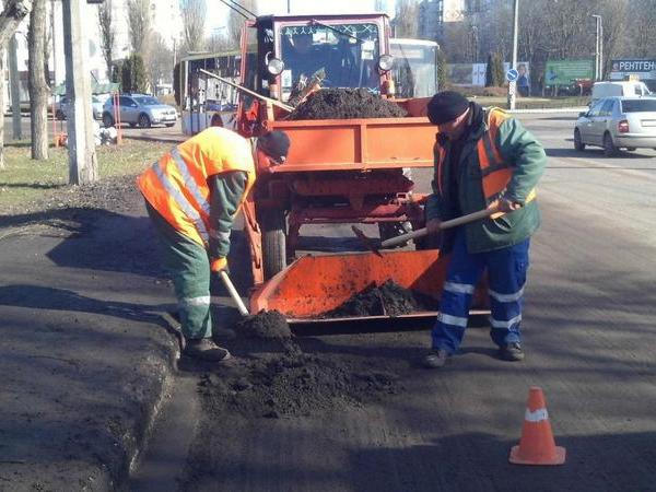 Кременчугские коммунальщики убирают от мусора прибордюрную зону автодорог города