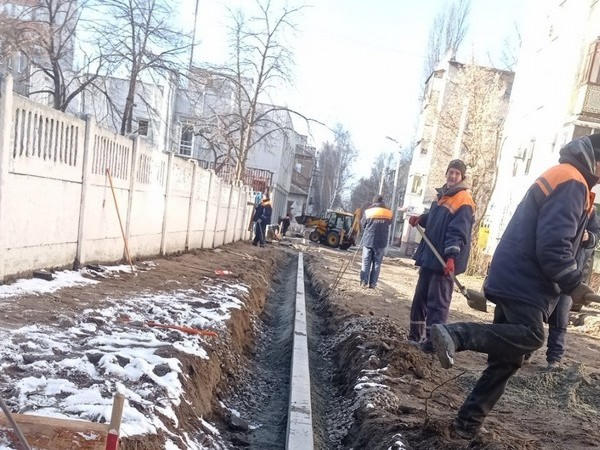 Кременчугские дорожники оборудовали новую прибордюрную зону на улице Лейтенанта Покладова