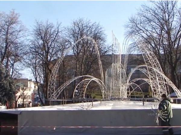 Кременчугские коммунальщики разрабатывают конструкции «Зимнего фонтана»