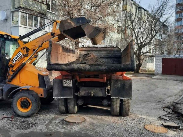Кременчугские дорожники продолжают ремонт на улице Лейтенанта Покладова