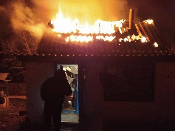 В Кременчугском районе патрульные спасли мужчину из горящего дома