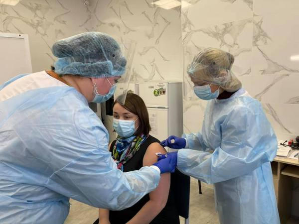 Ольга Усанова первой из замов кременчугского мера вакцинировалась от коронавируса