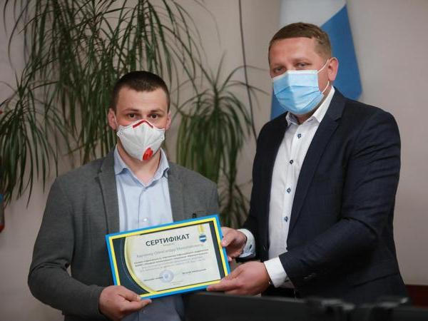 Малецкий вручил кременчугским медикам ордены на служебное жилье
