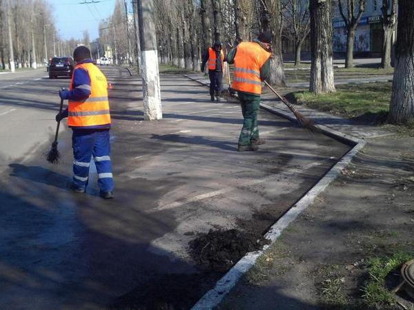 Кременчугские дорожники продолжают очищать от мусора прибордюрную зону автодорог города
