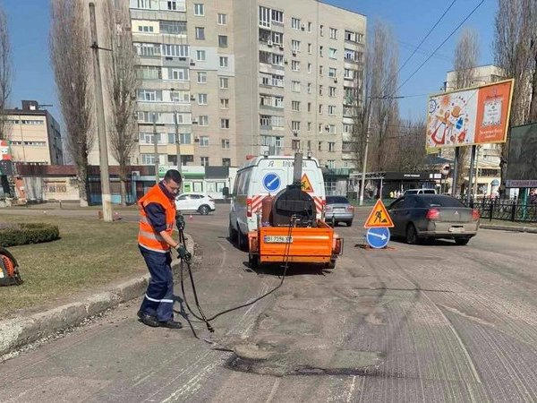 Кременчугские дорожники приступили к ремонту пивзаводского круга и моста