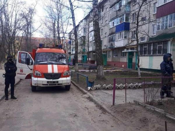 Кременчугские спасатели помогли медикам попасть в закрытую квартиру к пенсионерке