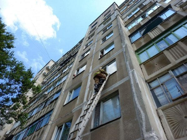 Кременчугские спасатели сняли кота, который застрял на уровне 3 этажа