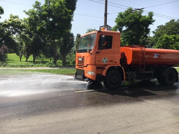 С начала недели кременчугские коммунальщики начали полив автодорог города