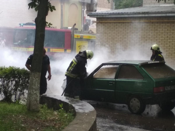 Кременчугские спасатели тушили пожар в автомобиле на Гвардейской