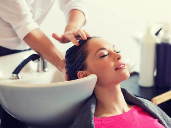 Как выбрать парикмахерскую мойку для волос в салон