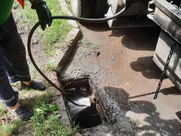 Кременчугские коммунальщики прочищают ливневую канализацию