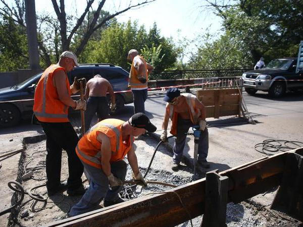В Кременчуге ремонтируют мостовой переход через реку Днепр
