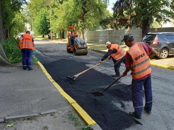 В Кременчуге продолжаются работы по текущему ремонту городских дорог