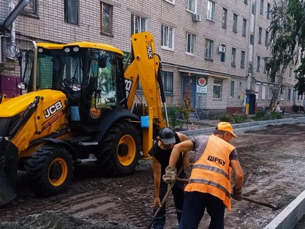 Кременчугские дорожники ремонтируют дороги на двух берегах города