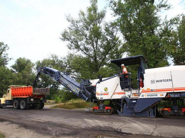 Кременчугские коммунальщики ремонтируют дороги на правобережье