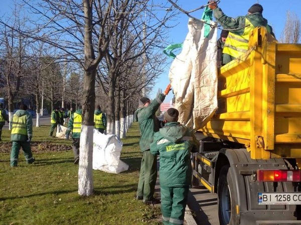 Кременчугские коммунальщики продолжают уборку города от опавшей листвы