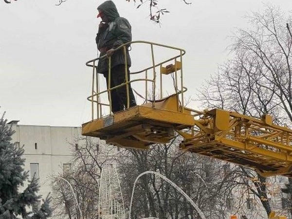 Кременчугские коммунальщики начали монтаж новогодних декораций в сквере Бабаева