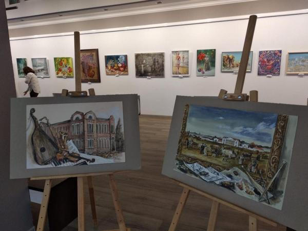 В Кременчугской городской художественной галерее открылась выставка, посвященная юбилею Кременчуга и Рождеству.