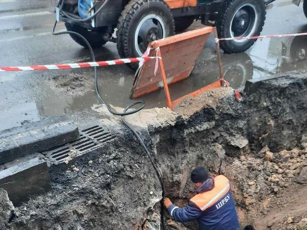 В Кременчуге сотрудники ДРСУ ремонтируют сеть ливневой канализации