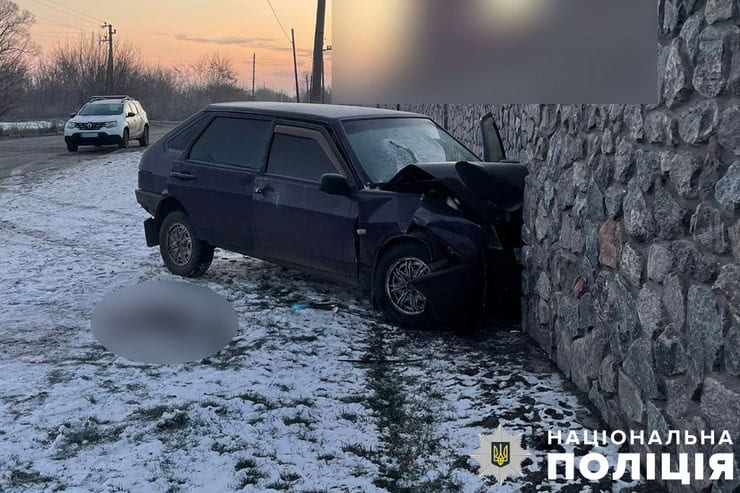 ДТП в Кременчуцькому районі: п’яний водій автомобіля врізався в паркан, постраждала людина