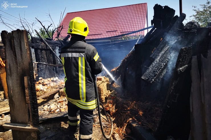 Пожежа у Кременчуці: рятувальники врятували від знищення два будинки