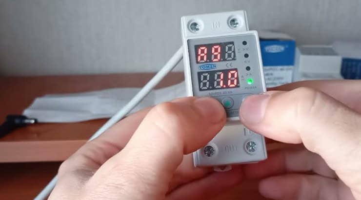 Принцип дії модульних реле контролю напруги та струму