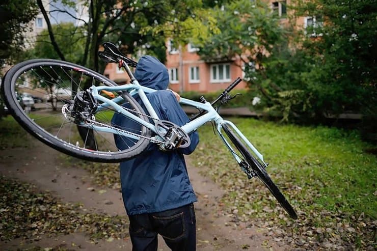 Поліція Кременчука затримала грабіжника, який намагався вкрасти велосипед з балкона