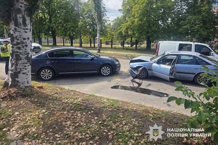 ДТП в Кременчуге: не поделили дорогу два автомобиля, водитель попал в больницу