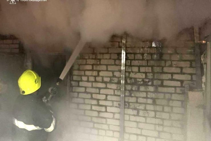 Пожежа в Кременчуці: згорів гараж, але вдалося врятували автомобіль та будинок