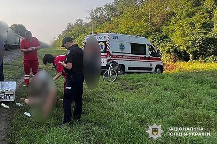 В Кременчуці потяг травмував чоловіка, який переходив залізничні колії з велосипедом