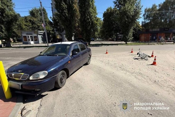 ДТП в Кременчуці: жінка-водій зіткнулася з електровелосипедом, постраждалу госпіталізовано