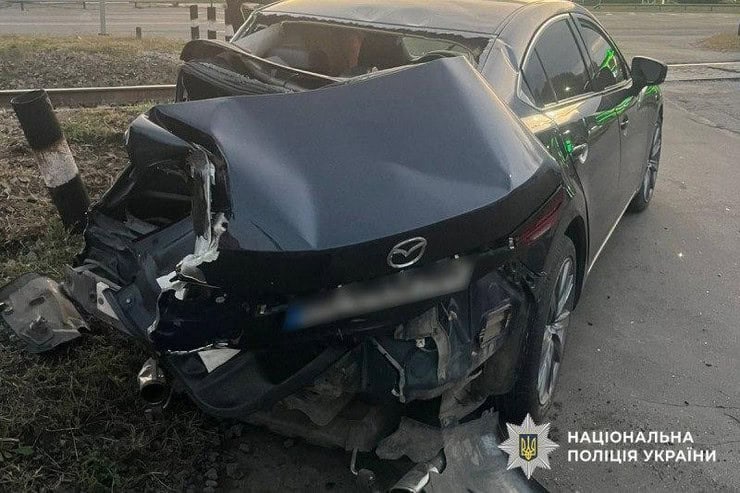 В Кременчугском районе электровоз столкнулся с автомобилем: пострадал младенец