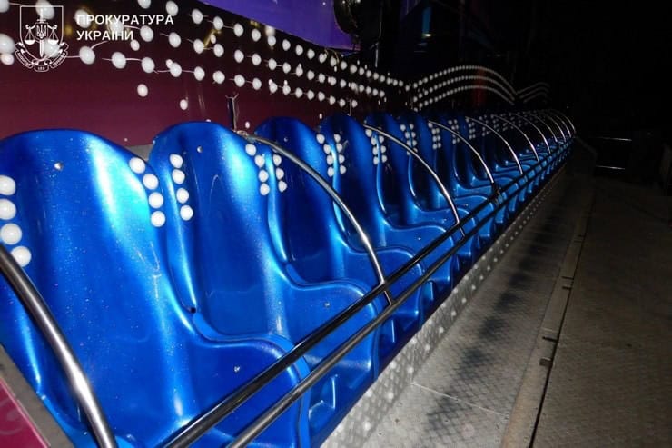 В Кременчуге две девушки выпали из аттракциона в Приднепровском парке: они с травмами госпитализированы