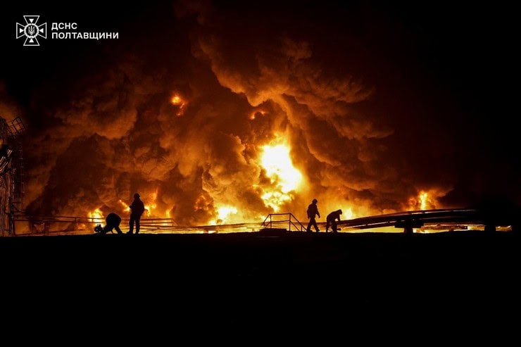 Масштабные пожары в Кременчугском районе после ночной атаки по объектам энергетики гасили около 200 спасателей