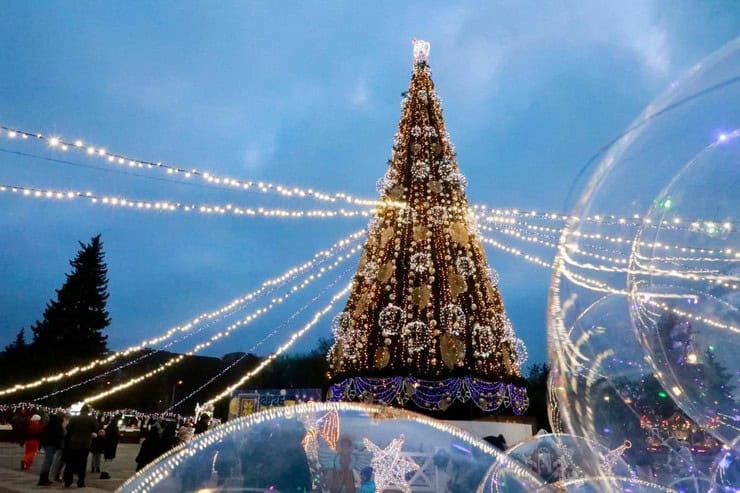 В Кременчуге засияла главная новогодняя елка на центральной площади города