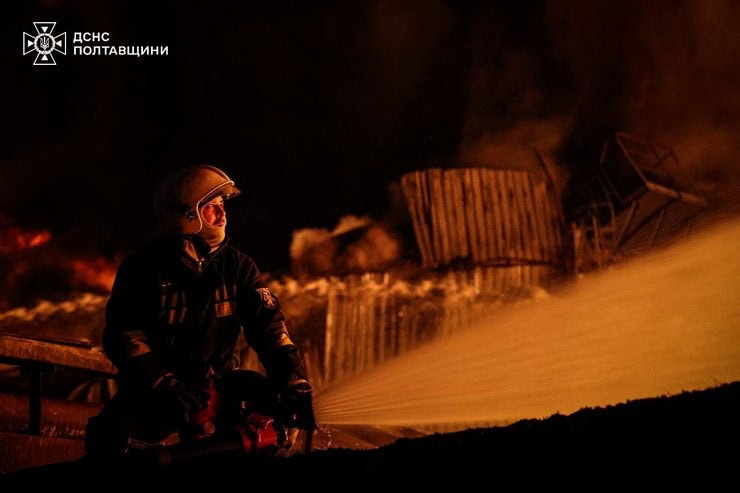 Масштабные пожары в Кременчугском районе после ночной атаки по объектам энергетики гасили около 200 спасателей