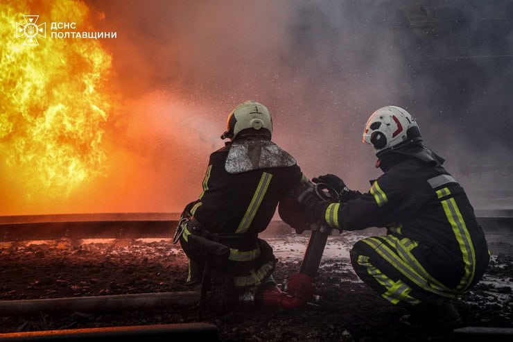 Масштабные пожары в Кременчугском районе после ночной атаки по объектам энергетики гасили около 200 спасателей