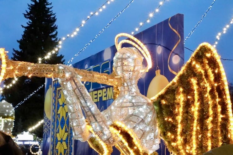 В Кременчуге засияла главная новогодняя елка на центральной площади города