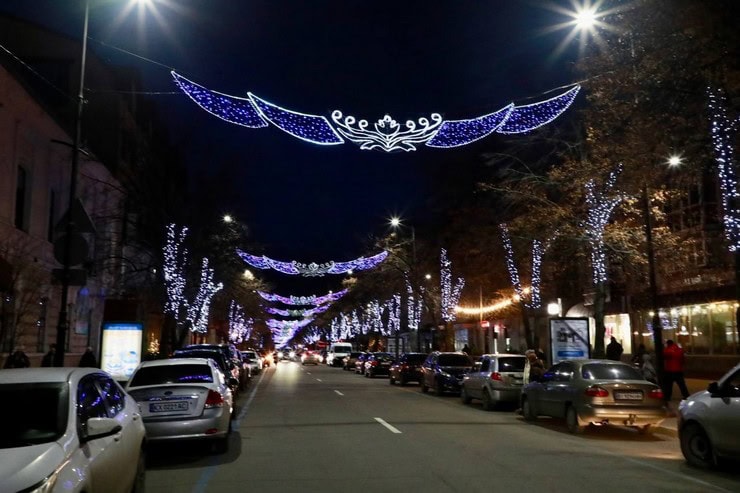В Кременчуге засияла главная новогодняя елка на центральной площади города
