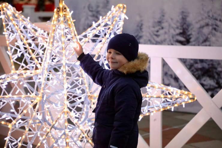 В Кременчуге засияла главная новогодняя елка на центральной площади города