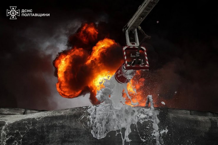 Масштабные пожары в Кременчугском районе после ночной атаки по объектам энергетики гасили около 200 спасателей