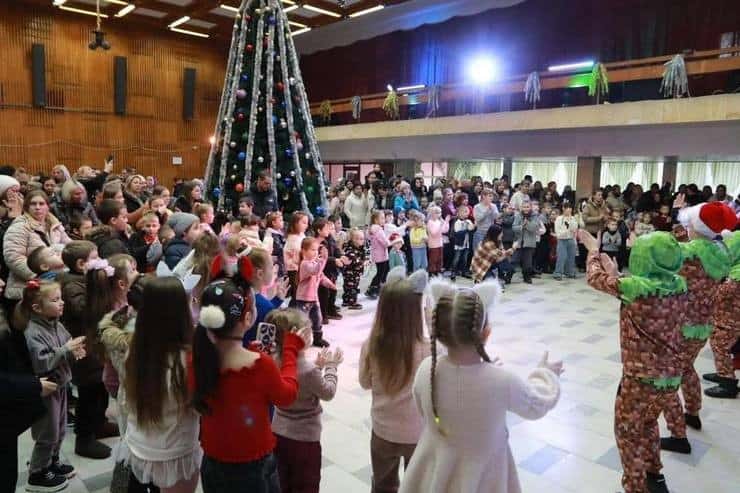 В Кременчуге более 4000 детей посетили новогодние праздники с яркой программой и подарками