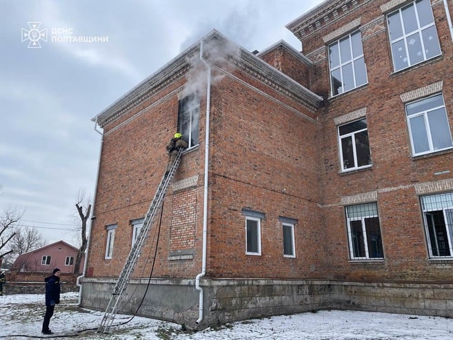 Пожар в Кременчугской гимназии: эвакуация детей, для ликвидации привлечены 20 спасателей
