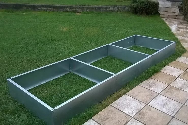 Высокие грядки из металла: для чего нужны железные ограждения