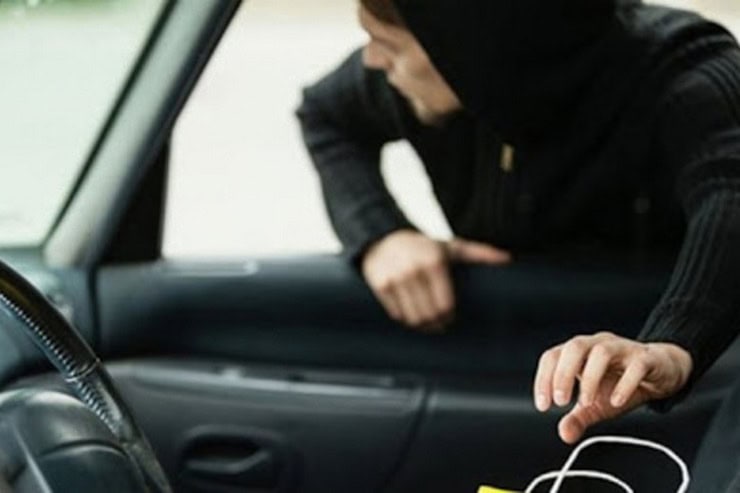 В Кременчугском районе злоумышленник проник в автомобиль, ограбил женщину и избил ее мужа