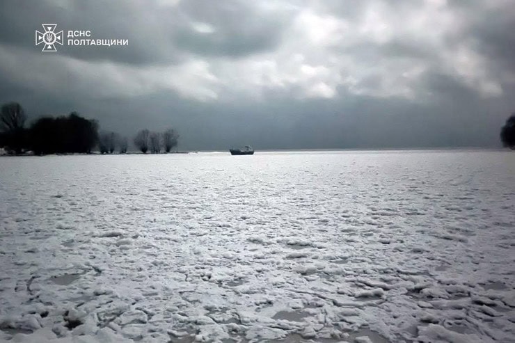 В Кременчугском районе в новогоднюю ночь спасатели эвакуировали людей со льда на Днепре